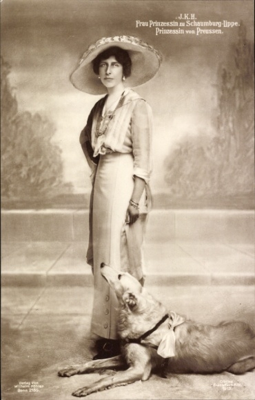 Ak Prinzessin Victoria zu Schaumburg Lippe, Prinzessin von Preußen, Windhund