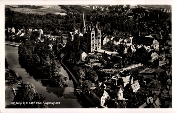 Ak Limburg an der Lahn, Luftaufnahme von Limburg, Fluss, mittelalterliche Architektur, Städteansi