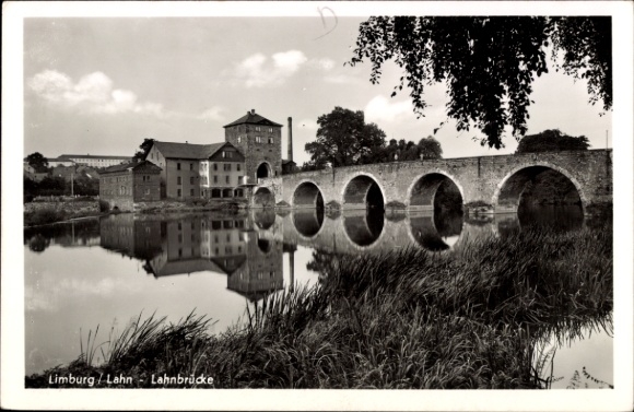 Ak Limburg an der Lahn, Lahnbrücke, Limburg an der Lahn, Wasserreflexion,  Gebäude