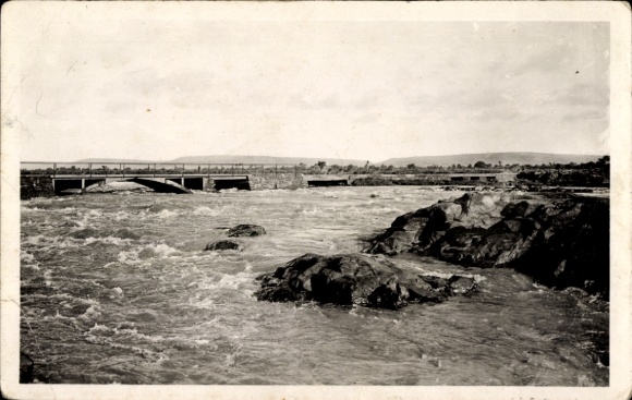Ak Mali, Pont de Mahina, rivierlandschap, brug, rotsen, wolken, zwart-witfoto