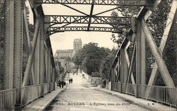 Ak Auvers sur Oise Val d'Oise, Kirche von der Brücke aus gesehen