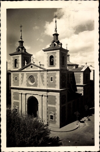 KP Zaragoza Saragossa Aragon, kościół z dwiema wieżami, drzewa, chmury, fotografia czarno-biała