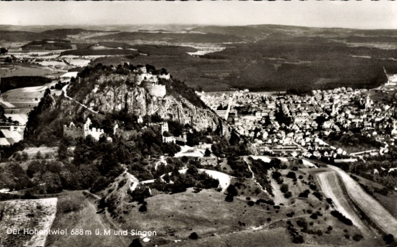 Ak Singen Hohentwiel Baden Württemberg, Luftaufnahme des Hobentwiels, Stadt Singen, Landschaft, 