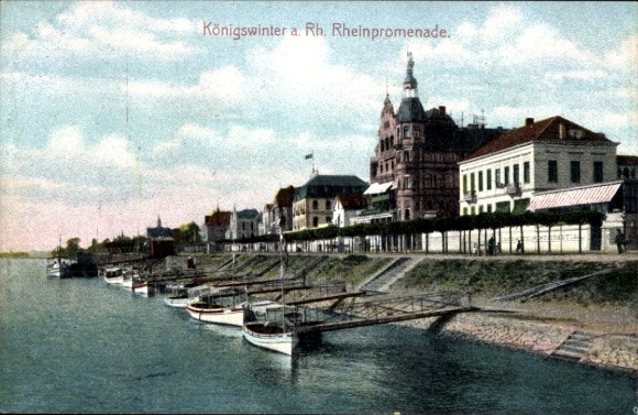 Zdjęcie przedstawiające Königswinter nad Renem, promenada nad Renem, łodzie na brzegu, budynki w tle