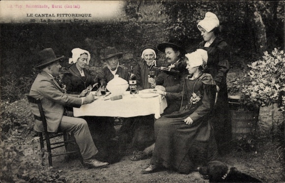 Postcard Cantal Auvergne, people in folk costumes