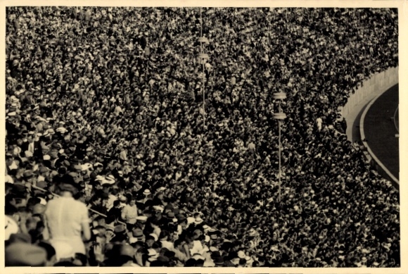 Foto Ak Olympische Spiele Berlin 1936, Olympiastadion, Zuschauermengen auf der Tribüne