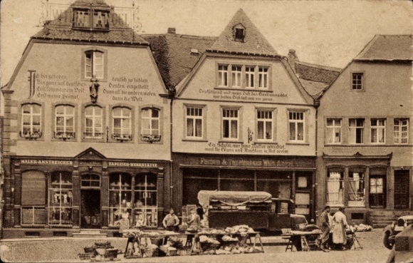 PC Sankt Wendel Saarland, houses with confessional sayings on the cathedral square, market stalls