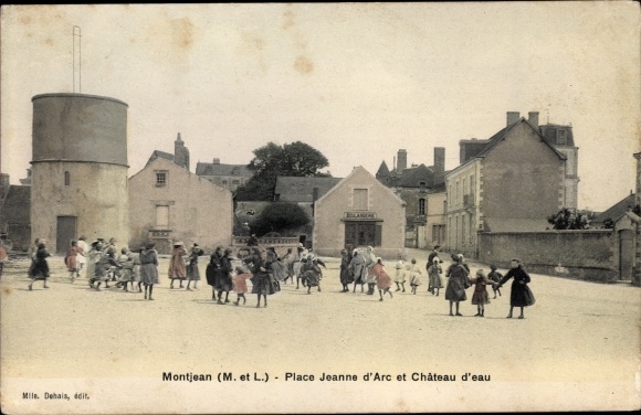 Postcard Montjean Maine et Loire, Place Jeanne d&#39;Arc and Chateau d&#39;eau