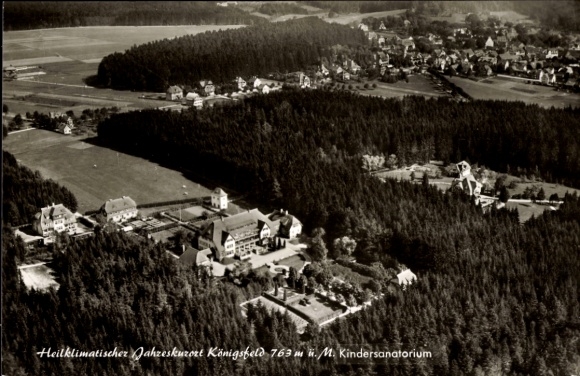Ak Königsfeld in Sachsen, Luftaufnahme von  Kindersanatorium, Natur, Wald