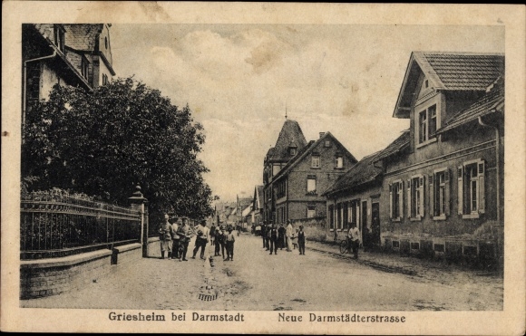 Postcard Griesheim in Hesse, Neue Darmstädter Straße, residents