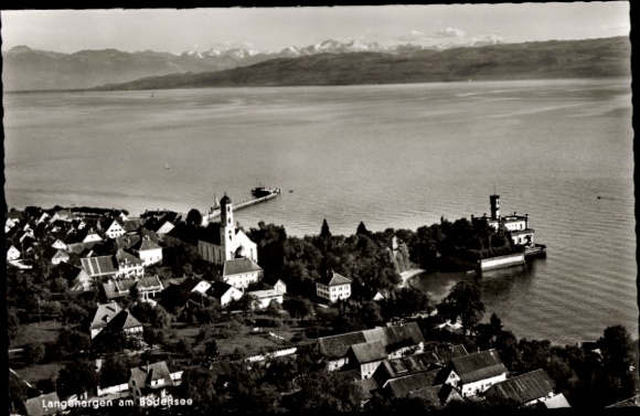 Ak Langenargen am Bodensee,  Kirche, See, Boote, Berge