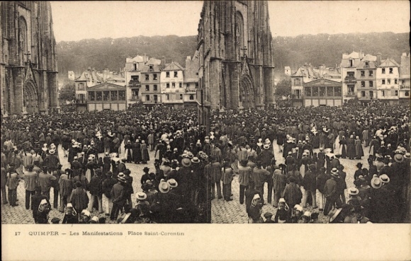 Postcard Quimper Finistère, Crowd, Building, Event on the Place Saint-Corentin