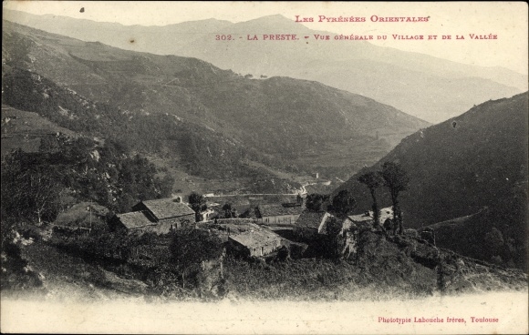 Postcard La Preste Pyrénées-Orientales, General View of the Village and the Valley