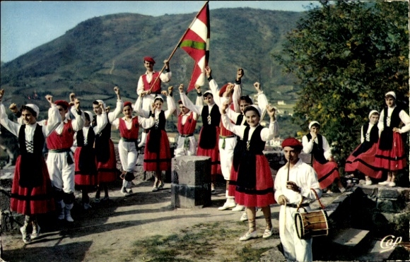 KP Saint Jean Pied de Port Pyrénées Atlantiques, tancerze w tradycyjnych strojach baskijskich