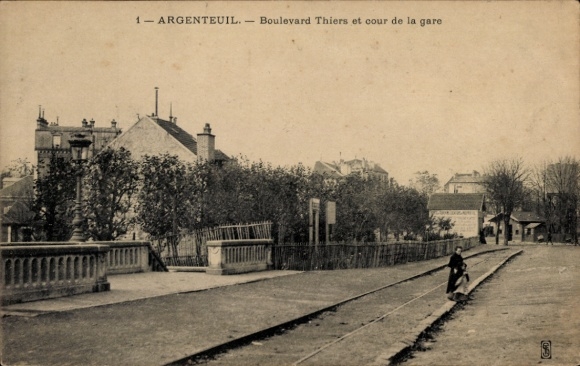 Ak Argenteuil Val d'Oise, Boulevard Thiers, cour de la gare, Straßenansicht,  Atmosphäre