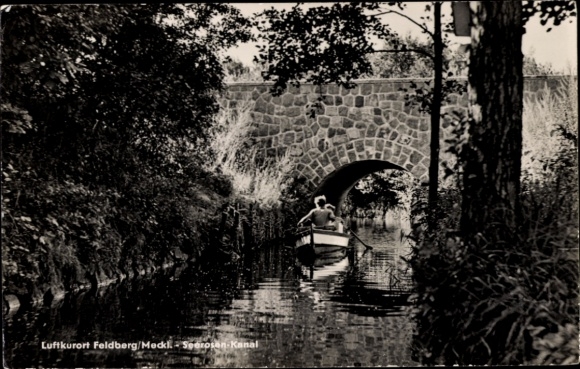 Feldberg in Mecklenburg, roeiboot op het Seerosenkanal, brug