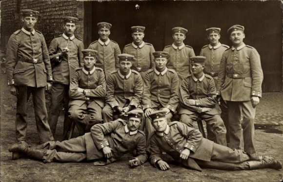 Photo Postcard Moers, German soldiers in uniform, group photo