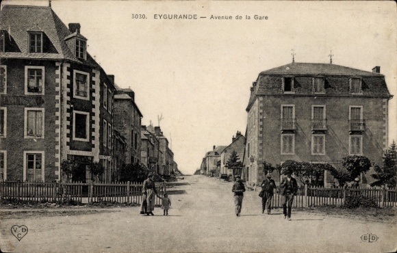 KP Eygurande Corrèze, Avenue de la Gare, ulica z domami, ludzie na ulicy