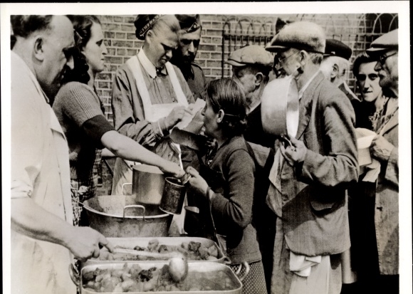 Photo NSD sisters distribute food to the needy French population, July 1940