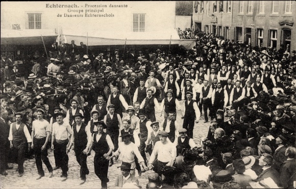 Postcard Echternach Luxemburg, Procession dansante, Danseurs