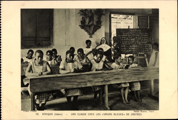 KP Gabon, Une Classe chez les Soeurs Bleues de Castrates, ławki szkolne, tablica