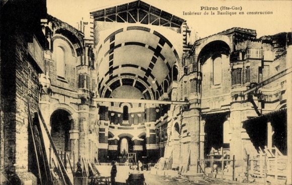 Ak Pibrac Haute Garonne, Innenansicht der Basilika im Bau, Baugerüste,  Architektur