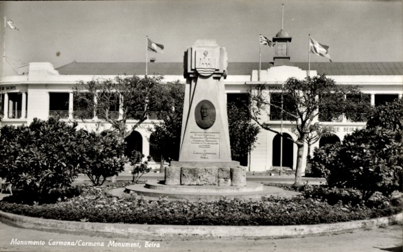 Ak Beira Mosambik, Monumento Carmona, Monument, Archivgebäude, Bäume, Flaggen