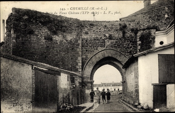 Postcard Chemillé Maine et Loire, Gate of the Old Castle, 16th century