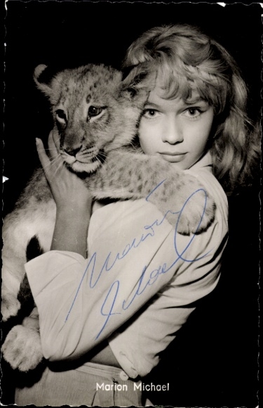 Ak-actrice Marion Michael, portret met leeuwenwelp, handtekening