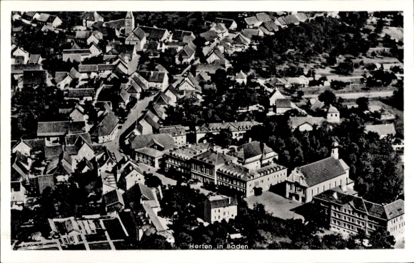 Ak Herten Rheinfelden in Baden, Luftaufnahme von Herten, alte Häuser, Kirche, belebte Straßen