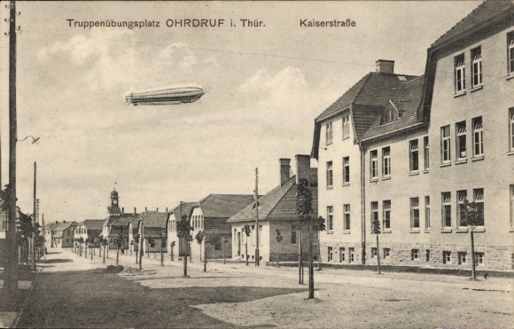 Ak Ohrdruf in Thüringen, Truppenübungsplatz  Kaiserstraße, Zeppelin am Himmel
