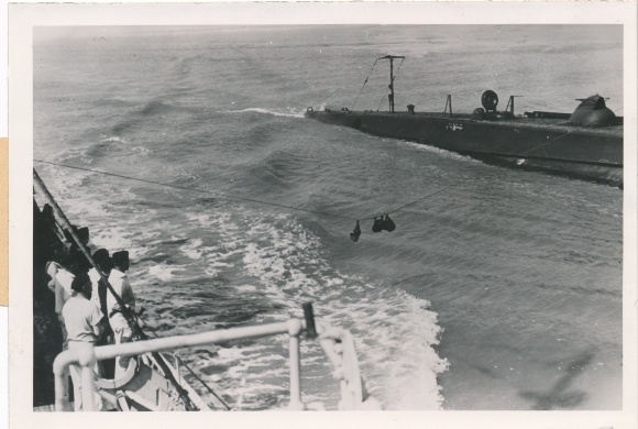 Foto Italienisches U-Boot im Atlantik, Kostbare Last gleitet hinüber