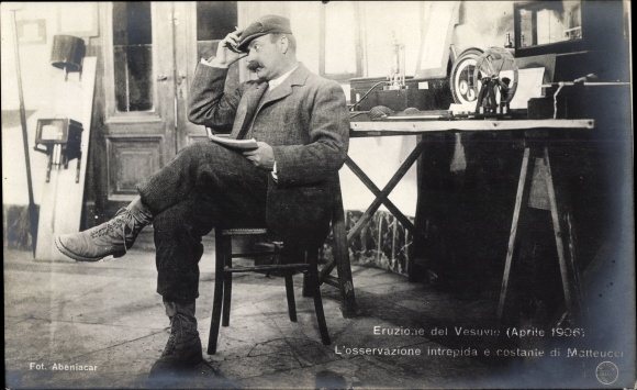 Postcard Campania, Vesuvius Eruption 1906, Intrepid and constant observation by Metteucci, Beobachter