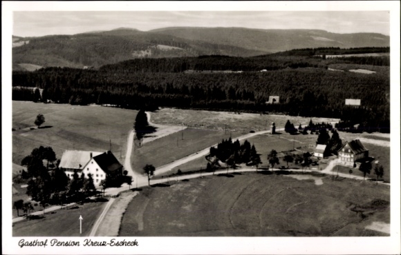 Ak Escheck Schönwald im Schwarzwald, Gasthof Pension Kreuz- ländliche Landschaft, Wälder, Gebäude