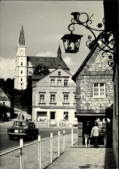 Ak Schirgiswalde Kirschau in der Lausitz, Schöne Altstadt, Kirche im Hintergrund, Fahrzeuge, L...