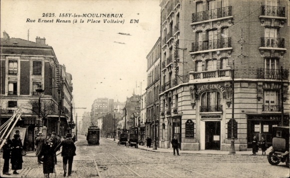 Ak Issy les Moulineaux Hauts de Seine, Rue Ernest Renan, à la Place Voltaire, Tram