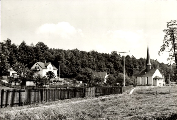 Ak Lauenhain Crimmitschau in Sachsen, Kirche, Wohnhäuser, Baumgruppe, ländliche Umgebung, Zaun
