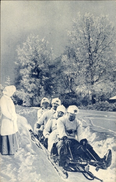 Ak Menschen fahren Schlitten, Schlittenfahrt