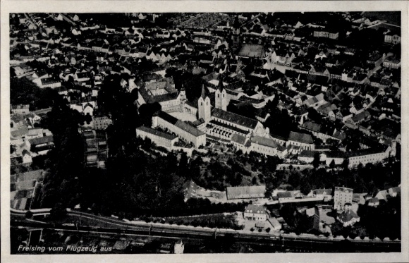 Ak Freising in Oberbayern, Luftaufnahme von   Architektur, Stadtansicht, Flugzeug