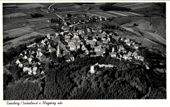 Ak Eversberg Meschede in het Sauerland, luchtfoto van de stad