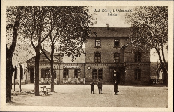 Ak Bad König im Odenwaldkreis Hessen, Blick auf den Bahnhof, Straßenseite