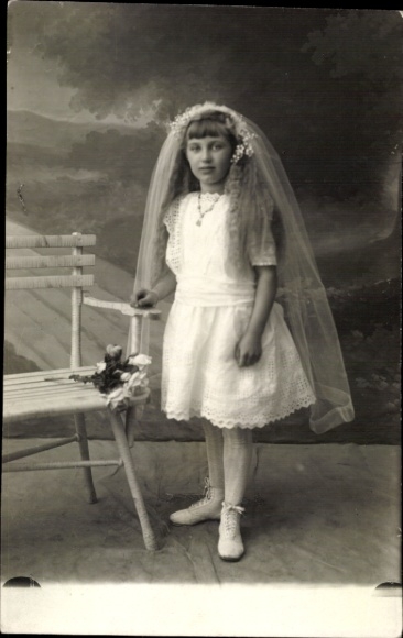 Foto Ak Mädchen in weißem Kleid, Erstkommunion