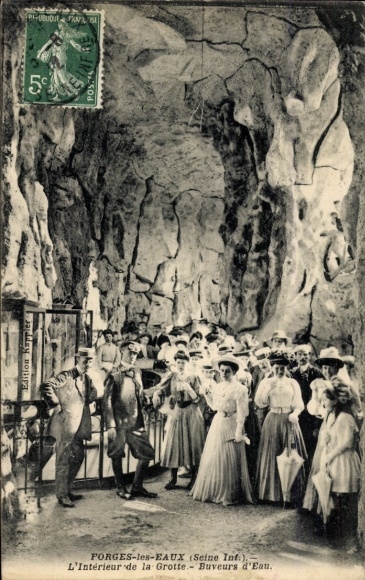 CPA Forges les Eaux Seine Maritime, Interieur de la Grotte, Buveurs d'Eau