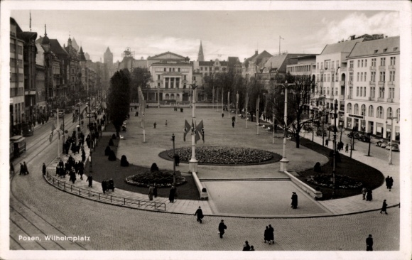 Ak Poznań Posen, Wilhelmplatz, Menschen, Bäume, Blumenbeete, Flaggen