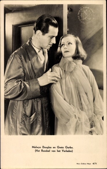 Postcard Actor Melvyn Douglas, Actress Greta Garbo, Filmszene