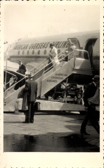 Foto Ak Flughafen Berlin Tempelhof, Passagierflugzeug American Overseas Airlines, Passagiere