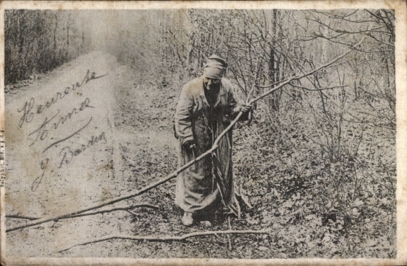 Foto Ak Frankreich, Frau sammelt Holz, Zweige, Wald