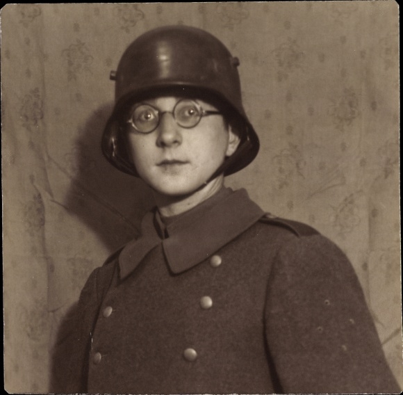 Foto Junger Mann, Freikorps?, Stahlhelm, Uniform, Brille, Weimarer Republik