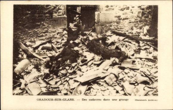 Postcard Oradour sur Glane Haute Vienne, general view of corpses in a barn