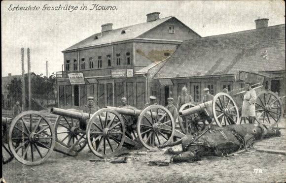 Postcard Kaunas Kovno Kauen Lithuania, captured guns, German soldiers, dead horse, WW1